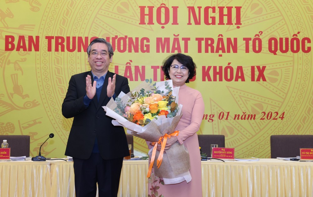 pho-bi-thu-thanh-uy-tphcm-nguyen-phuoc-loc-tang-hoa-chuc-mung-pho-chu-tich-ubtu-mttqvn-to-thi-bich-chau-3404jpg-2053.jpg