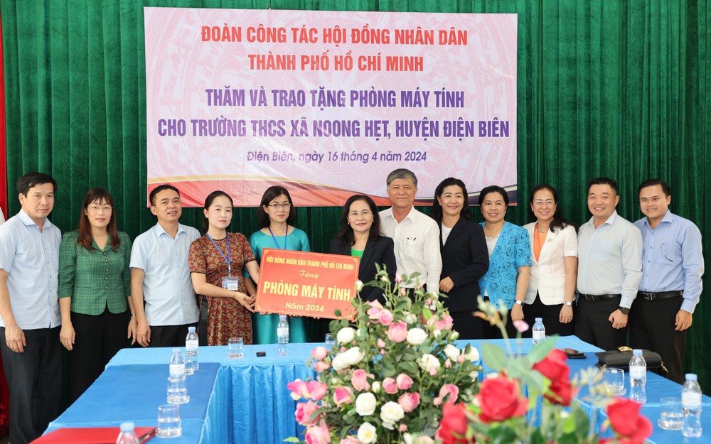dai-dien-hdnd-tphcm-trao-bieu-trung-tang-tinh-dien-bien-70-bo-may-tinh-tri-gia-700-trieu-dong-chieu-16-4-anh-quang-phuc-9928-6292.jpg.jpg