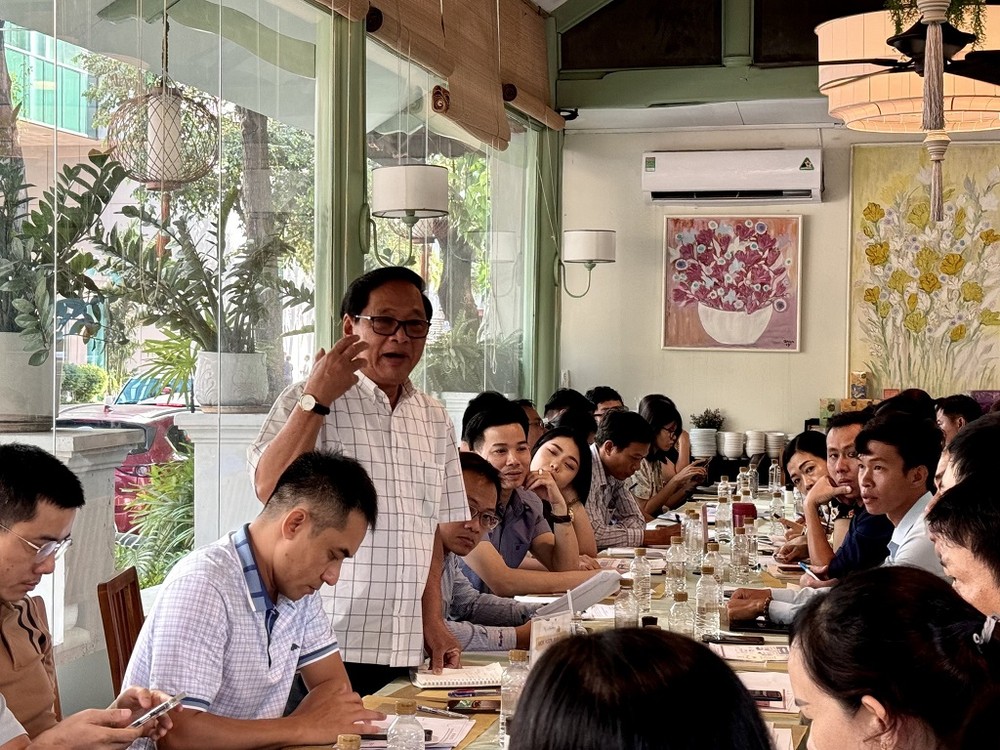 1306. Giám đốc Đường Sách TP.HCM Lê Hoàng trao đổi tại buổi làm việc.jpg