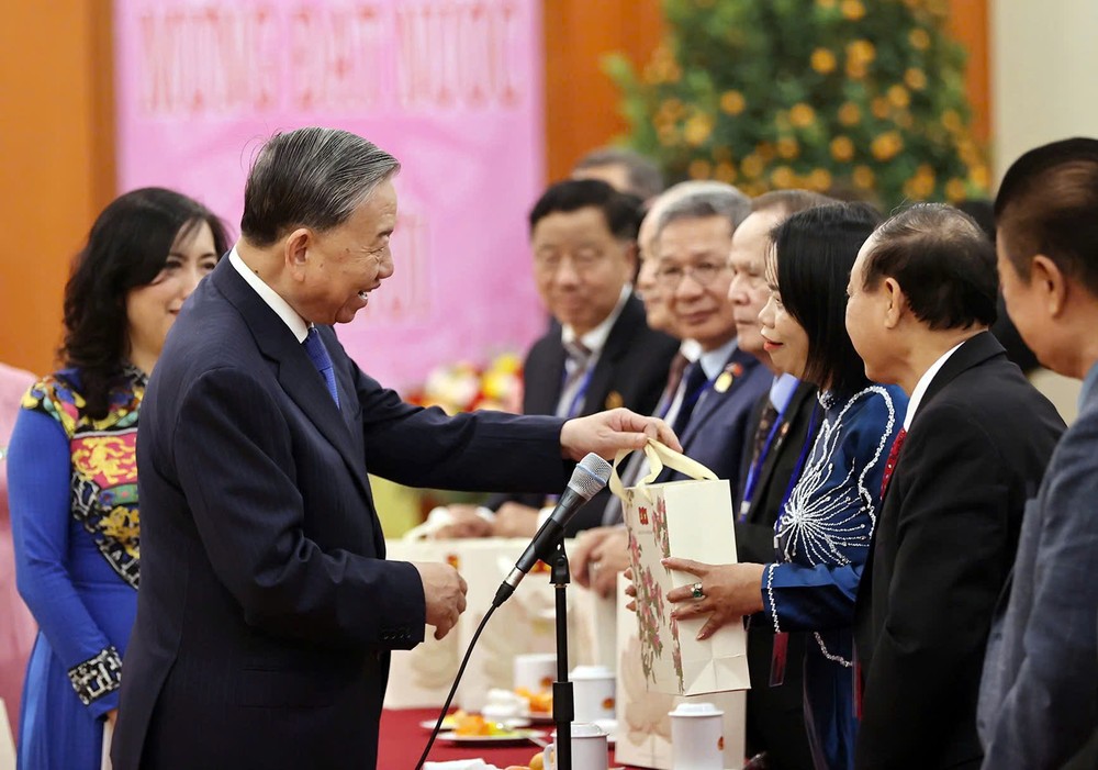Party General Secretary To Lam receives 100 overseas Vietnamese representatives from more than 40 countries and territories, who are in Vietnam to attend the 2025 “Xuan Que huong” (Homeland Spring). (Photo: SGGP)
