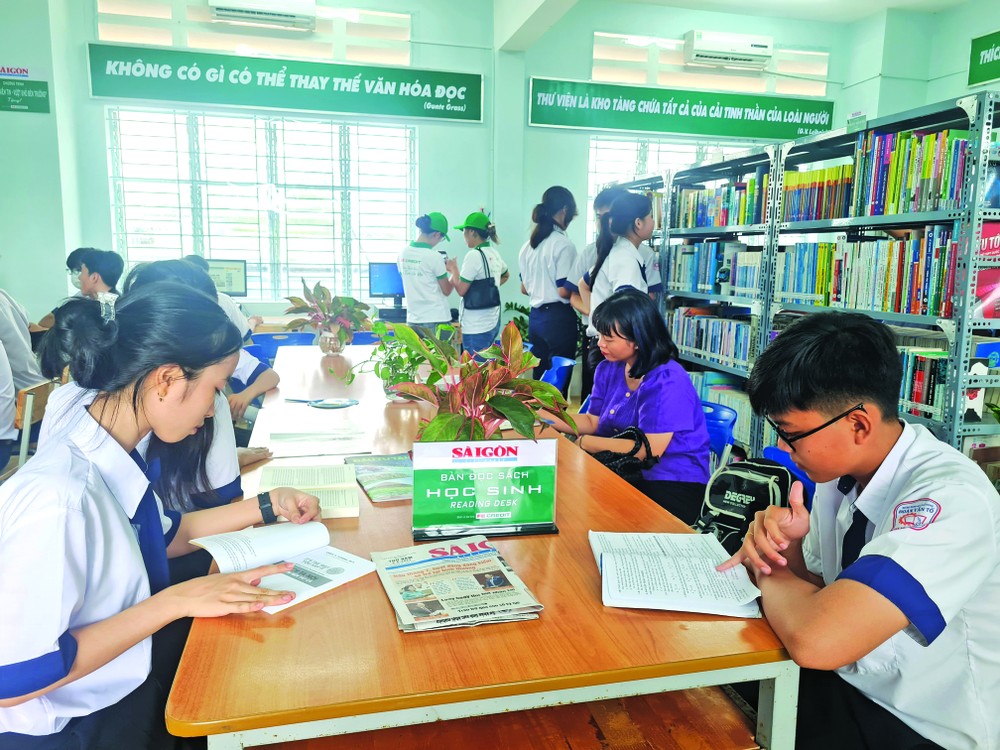 1.Học sinh trường THCS Đoàn Văn Tố (huyện Cù Lao Dung, tỉnh Sóc Trăng) với niềm vui trong thư viện mới do Báo SGGP vận động tài trợ. Ảnh Hàm Luông (1).jpg