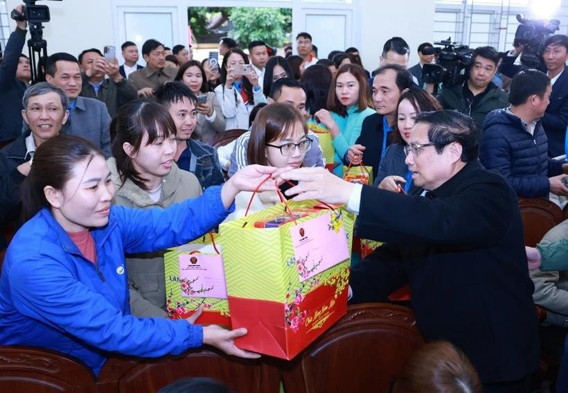 pm-chinh-presents-tet-gifts.jpg