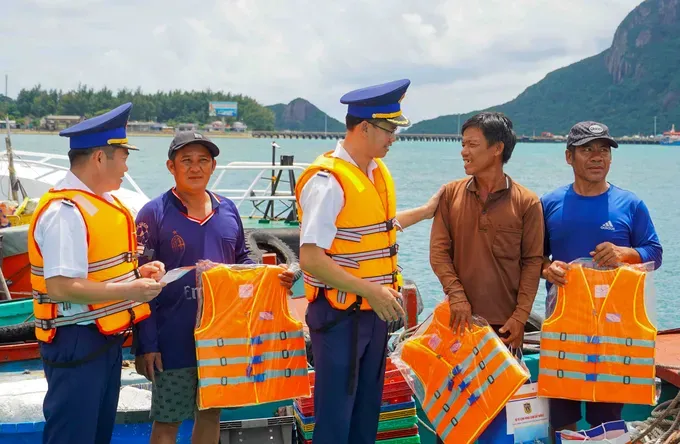 can-bo-chien-si-bo-tu-lenh-vung-canh-sat-bien-3-tham-hoi-dong-vien-va-tuyen-truyen-cac-quy-dinh-ve-phong-chong-iuu-cho-ngu-dan-con-dao-2018-1021.jpg