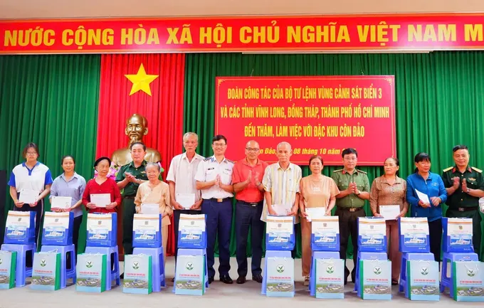 doan-cong-tac-trao-tang-qua-den-cac-gia-dinh-chinh-sach-hoc-sinh-ngheo-hieu-hoc-tren-dia-ban-dac-khu-con-dao-3630-2630.jpg