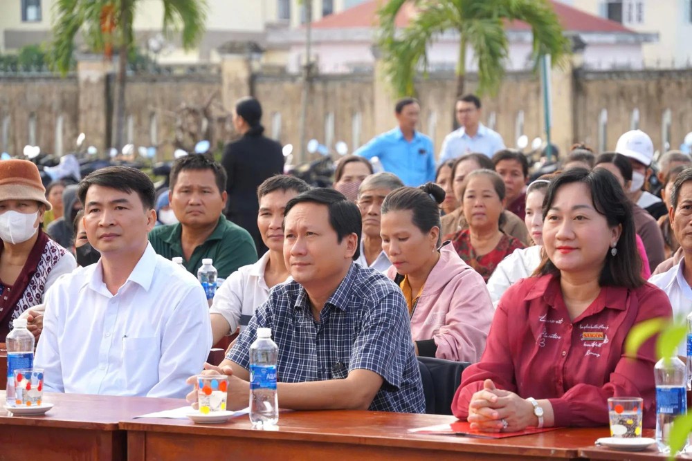 Áo ấm đến trường7.jpg