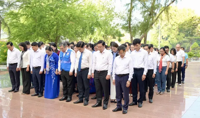 A delegation of central cities’ Vietnam Fatherland Front Committees offered flowers and incense to honor martyrs, revolutionary fighters, patriotic citizens who sacrificed their lives for the cause of national liberation in Con Dao Special Zone on December 19. (Photo: SGGP)