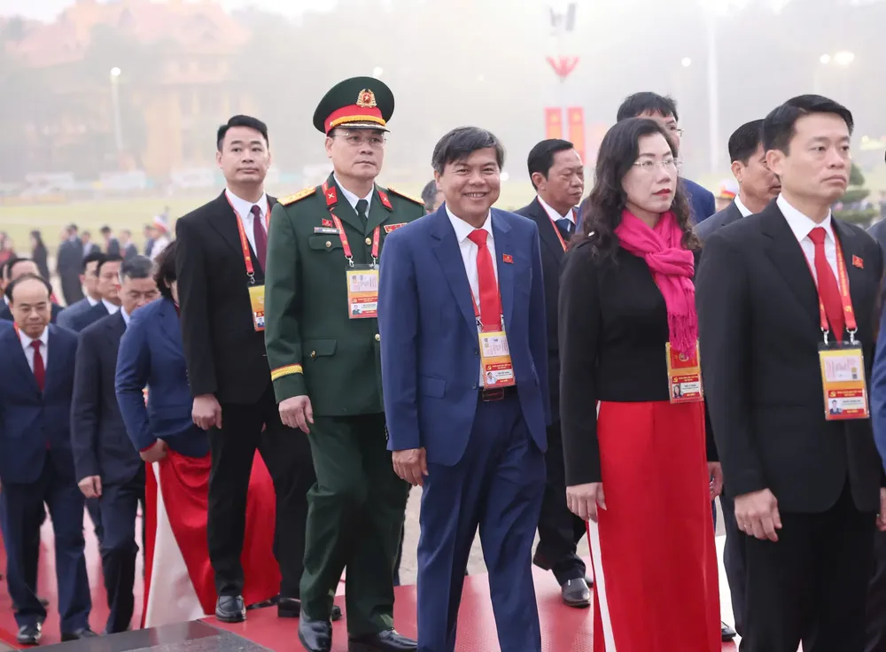 cac-dai-bieu-dang-bo-tphcm-du-dai-hoi-dai-bieu-toan-quoc-lan-thu-xiv-cua-dang-vao-lang-vieng-chu-tich-ho-chi-minh-sang-19-1-anh-quang-phuc-8931-7286.jpg