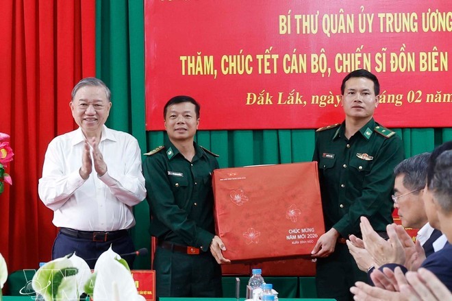 vna-potal-tong-bi-thu-to-lam-bi-thu-quan-uy-trung-uong-tham-chuc-tet-can-bo-chien-sy-don-bien-phong-ea-hleo-8586533.jpg