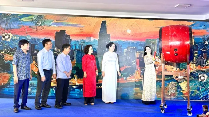 Ms. Tran Thi Dieu Thuy, Vice Chairwoman of the Ho Chi Minh City People’s Committee, performs the ceremonial drum beating to open Vietnam Poetry Day 2026 in the city. (Photo: SGGP)