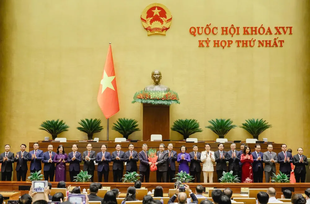 chu-tich-quoc-hoi-tran-thanh-man-tang-hoa-chuc-mung-thu-tuong-le-minh-hung-va-cac-pho-thu-tuong-bo-truong-va-thanh-vien-khac-cua-chinh-phu-sang-8-4-739-3779.jpg