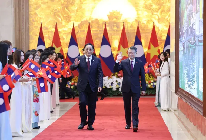 thu-tuong-le-minh-hung-va-thu-tuong-sonexay-siphandone-tai-le-don-chieu-7-6-6494-4515.jpg