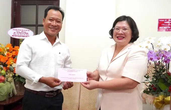 Vice Secretary of the Ho Chi Minh City Party Committee Van Thi Bach Tuyet visits and extends congratulations to the Ho Chi Minh City Representative Office of Vietnam Women’s Newspaper. (Photo: SGGP)