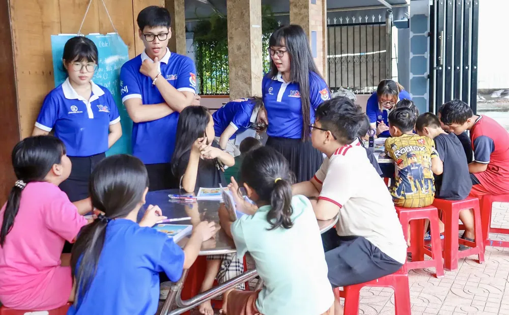 1-doi-hinh-gia-su-ao-xanh-ho-tro-on-tap-kien-thuc-ren-luyen-ky-nang-cho-con-em-thanh-nien-cong-nhan-nguoi-lao-dong-dang-sinh-song-tai-khu-luu-tru-van-hoa-thanh-nien-cong-nhan-so-1-xa-dong-thanh-tphcm-377-7881.jpg