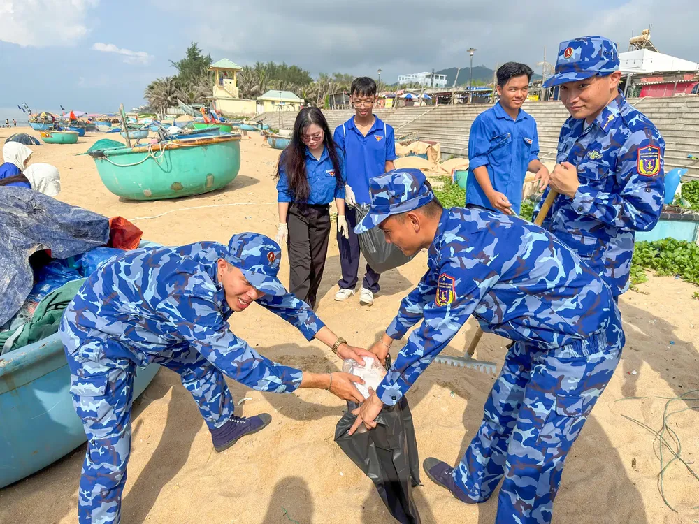 11-doan-vien-thanh-nien-bo-tu-lenh-vung-canh-sat-bien-3-doan-vien-thanh-nien-dia-phuong-chung-tay-thu-gom-rac-tha-lam-sach-moi-truong-bien-tai-xa-phuoc-hai-9591-3353.jpg