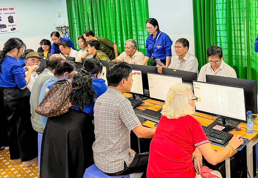 4-van-phong-dang-uy-phuong-phu-thanh-phoi-hop-doan-phuong-va-doi-hinh-mua-he-xanh-truong-dh-khoa-hoc-xa-hoi-va-nhan-van-tphcm-tap-huan-huong-dan-dang-vien-thuc-hien-thu-tuc-thu-nop-dang-phi-tren-moi-truong-dien-tu-9481-1.jpg