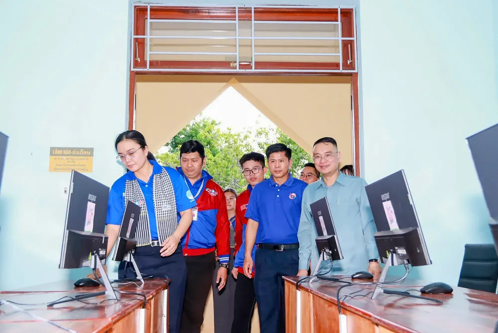 8-tuoi-tre-tphcm-trao-tang-cong-trinh-phong-may-tinh-tai-truong-huu-nghi-viet-lao-tinh-champasak-lao-8488-448.jpg