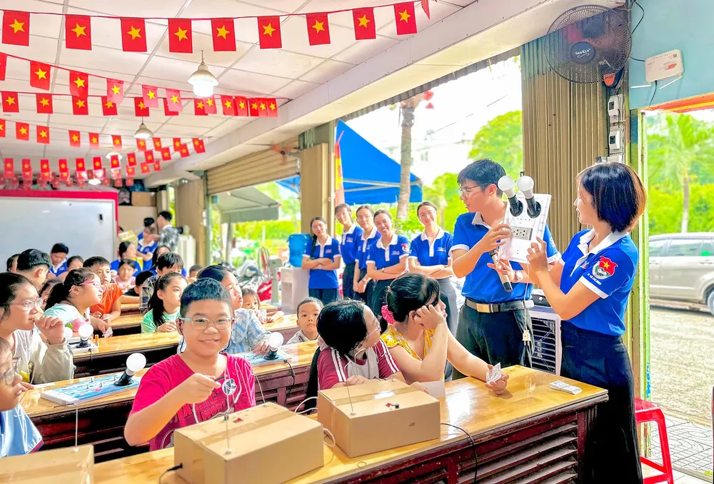 9-trung-tam-ho-tro-thanh-nien-cong-nhan-tphcm-phoi-hop-cau-lac-bo-dom-dom-xanh-phuong-phu-thanh-to-chuc-cac-san-choi-ky-nang-mien-phi-cho-thieu-nhi-co-hoan-canh-kho-khan-3274-8885.jpg
