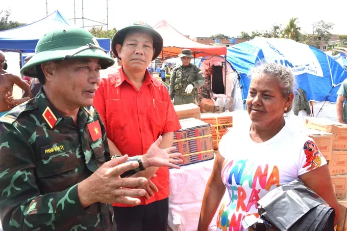 anh-doan-vn-tang-qua-3-5304-2567.jpg