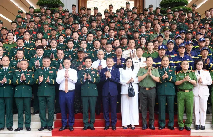 thu-tuong-le-minh-hung-va-dai-tuong-phan-van-giang-pho-thu-tuong-bo-truong-bo-quoc-phong-cung-cac-dai-bieu-can-bo-chien-si-tai-le-tuyen-duong-sang-11-7-anh-viet-chung-6777-9127.jpg