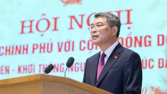 cong-an-xa-phu-giao-tphcm-ang-qua-cho-gia-dinh-co-hoan-canh-kho-khan-anh-van-chau-8374-7786.jpg
