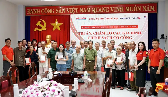 ban-to-chuc-chuong-trinh-trao-qua-tri-an-cham-lo-gia-dinh-chinh-sach-co-cong-tai-phuong-ba-ria-8527-7601.jpg