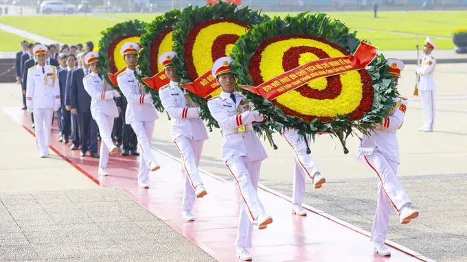 cac-dong-chi-lanh-dao-nguyen-lanh-dao-dang-nha-nuoc-mttq-viet-nam-den-dat-vong-hoa-va-vao-lang-vieng-chu-tich-ho-chi-minh-nhan-ky-niem-79-nam-ngay-thuong-binh-liet-si-sang-26-7-6593-6986.jpg