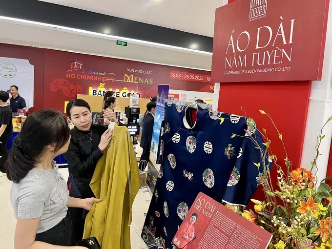 du-khach-chon-mua-ao-dai-tai-mot-su-kien-ve-qua-tang-dien-ra-o-tphcm-8733-8559.jpg