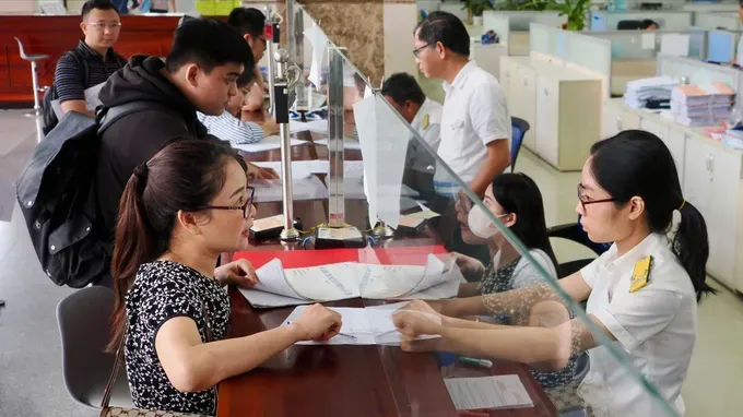 tiep-nhan-va-giai-quyet-ho-so-thue-tai-tru-so-thue-tphcm-anh-hoang-hung-3669-9128.jpg