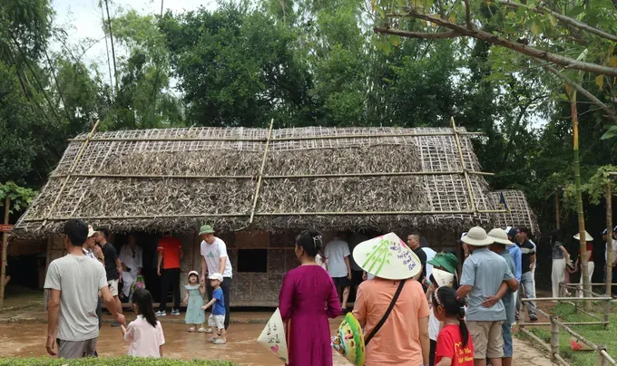 dong-dao-nguoi-dan-khap-moi-mien-to-quoc-ve-tham-que-bac-ho-dip-quoc-khanh-2-9-anh-duc-hai-4831-6442.jpg