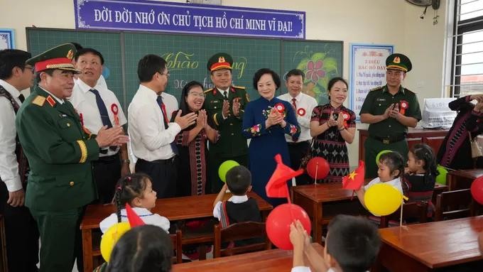 Deputy Prime Minister Pham Thi Thanh Tra visits and encourages students.