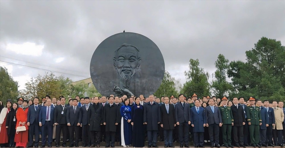 vna-potal-tong-bi-thu-chu-tich-nuoc-to-lam-dat-hoa-tai-quang-truong-ho-chi-minh-o-moskva-155446381-90106568-15-58-3.jpg