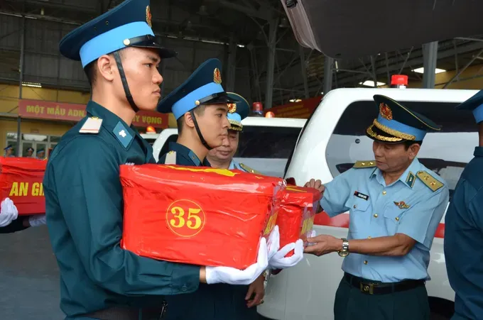 bo-quoc-phong-tiep-nhan-mau-hai-cot-liet-si-quan-khu-9-4-3555-361.jpg