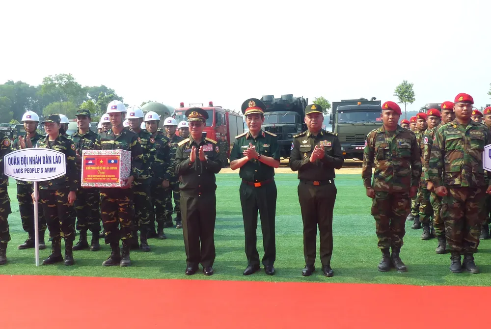 anh-dien-tap-phong-thu-dan-du-vn-lao-cpc-21-249-358.jpg