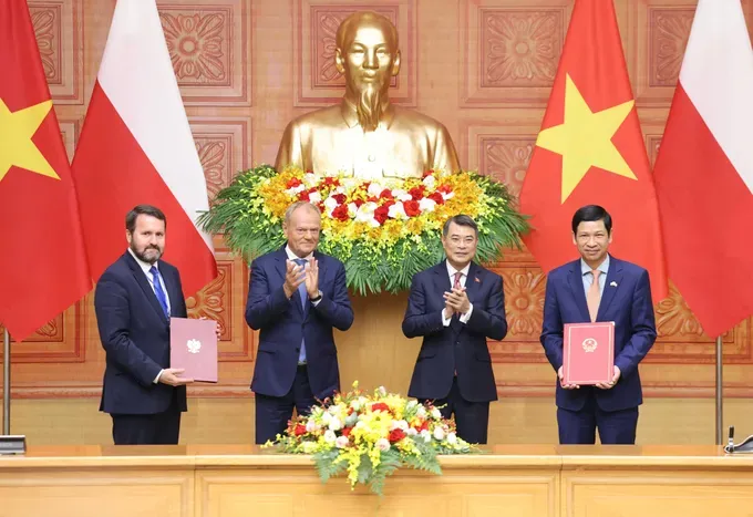 thu-tuong-le-minh-hung-va-thu-tuong-donald-tusk-chung-kien-le-trao-van-kien-hop-tac-giua-hai-nuoc-sau-khi-tien-hanh-hoi-dam-sang-26-10-4419-3052.jpg