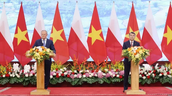 thu-tuong-le-minh-hung-va-thu-tuong-donald-tusk-gap-go-bao-chi-sau-khi-tien-hanh-hoi-dam-408-9634.jpg