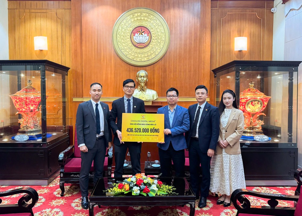 千禧龙传媒向越南祖国阵线移交捐赠灾区的款项。