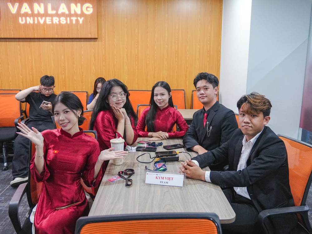 Ảnh 3 Đội thi Văn Lang trình trong trang phục truyền thống trình bày về doanh nghiệp.jpg