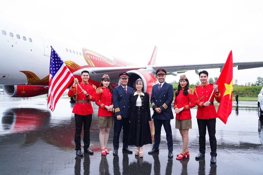 Tổ bay chuyên cơ của Vietjet Air đưa các doanh nhân và các nghệ sĩ Việt Nam tới New York.jpg