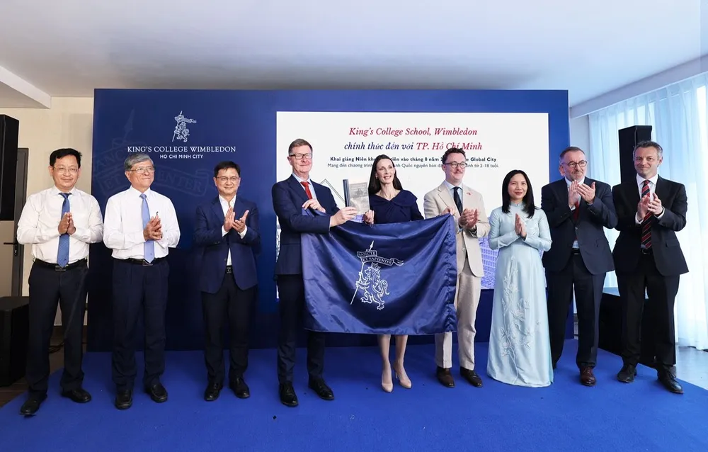 Nghi thức trao tặng cờ và sách – món quà mang ý nghĩa biểu trưng từ King's Wimbledon đến trường King’s TPHCM