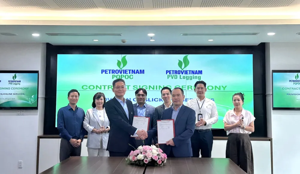 Ông Bùi Xuân Hiếu, Giám đốc PVD Logging và ông Lê Trần Minh Trí, Phó Tổng Giám đốc PQPOC thực hiện lễ ký hợp đồng trước sự chứng kiến của hai bên