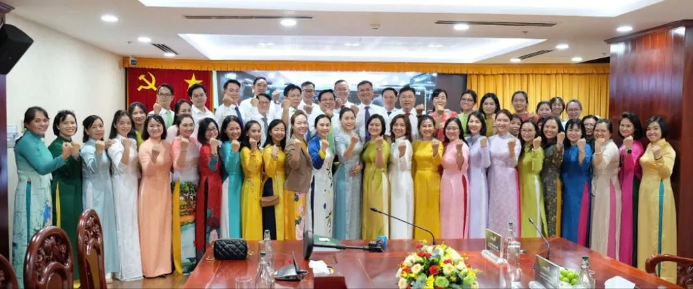 Hình 7 - Ban Lãnh đạo và các đại biểu tham dự chụp ảnh lưu niệm tại Hội nghị.jpg