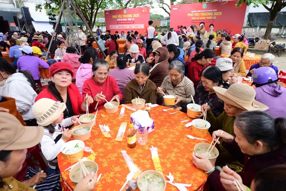 Người dân xã Hòa Thịnh thưởng thức những tô phở yêu thương thơm ngon (Nguồn báo Tuổi Trẻ)