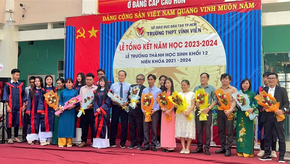 Học sinh lớp 12 Trường THPT Vĩnh Viễn làm lễ tổng kết và lễ tri ân ra trường