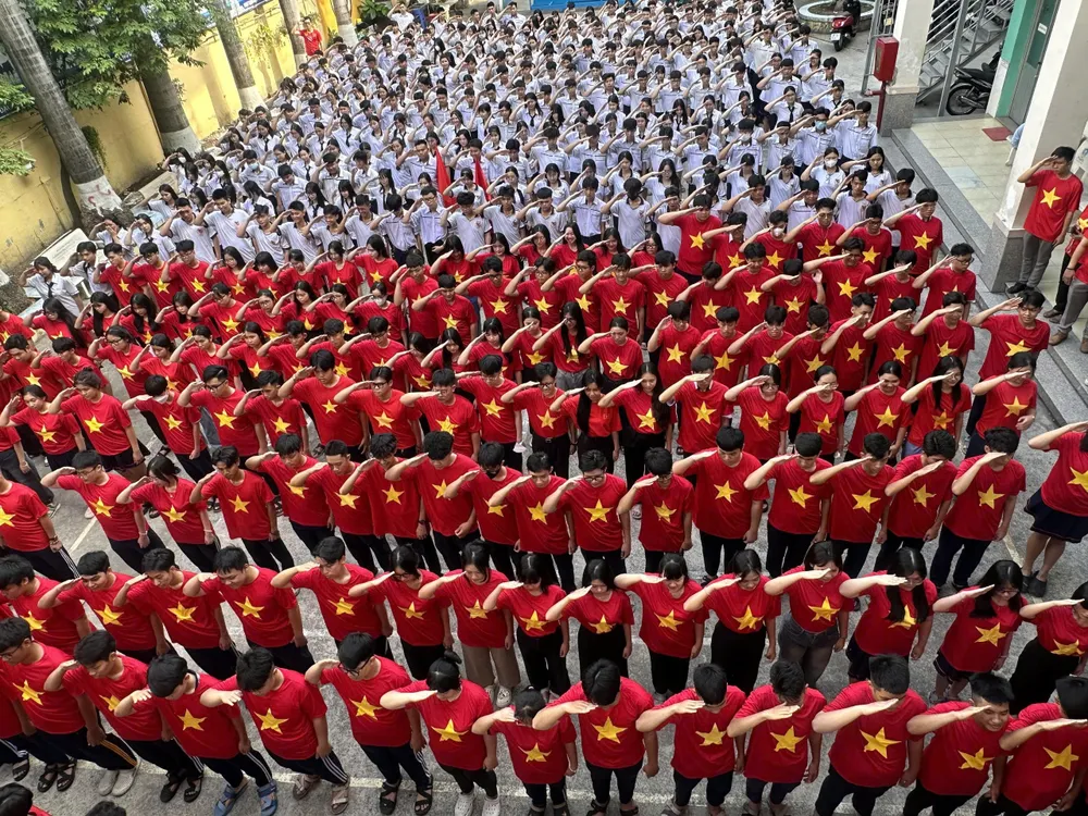 Học sinh Trường THPT Vĩnh Viễn tham gia buổi lễ chào cờ đầu tuần.jpg