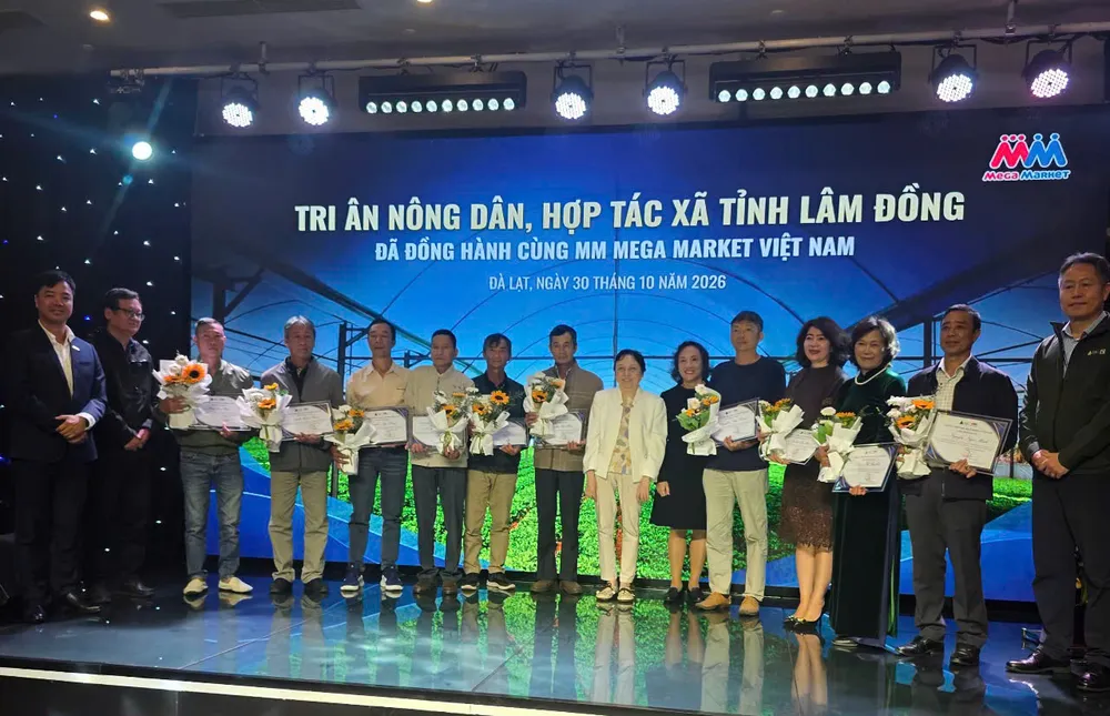 Đại biểu Quốc hội, Giám đốc Sở An toàn thực phẩm TPHCM Phạm Khánh Phong Lan cùng Tổng Giám đốc MMVN Nguyễn Đức Toàn trao phần thưởng cho các hộ nông dân tham gia chương trình.