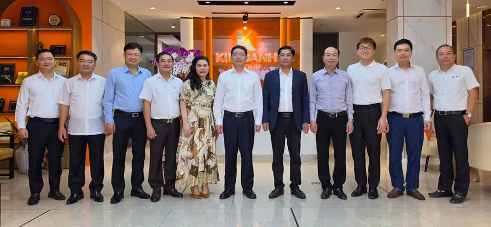 Ông Nguyễn Đình Trung (chính giữa) – Ủy viên Trung ương Đảng, Bí thư Thành ủy TP.Huế, cùng đoàn lãnh đạo TP. Huế ghé thăm trụ sở Kim Oanh Group tại TP.HCM. 