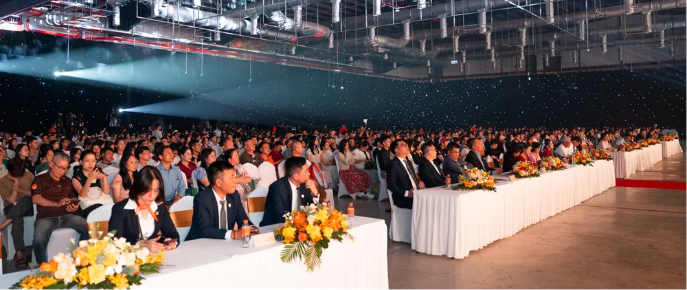 Ban lãnh đạo Kim Oanh Group, Kim Oanh Land và 2.000 khách hàng tham dự sự kiện.