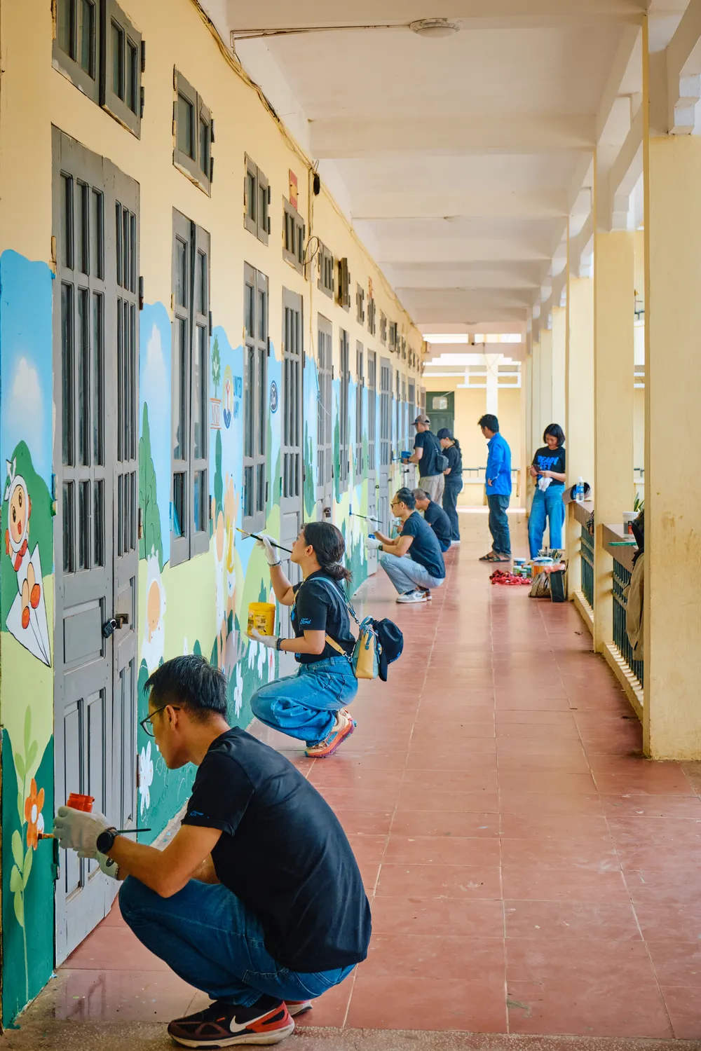 Các tình nguyện viên trang trí phòng học tại Trường THCS Quý Hòa - Dự án Trường học hạnh phúc