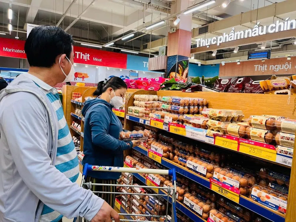 Dán tem sản phẩm “tick xanh trách nhiệm” tại siêu thị