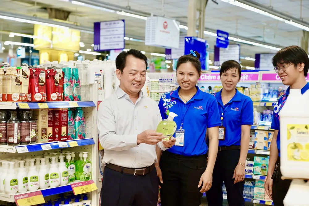 Ông Nguyễn Anh Đức, Tổng giám đốc Saigon Co.op kiểm tra hàng hóa tại siêu thị Co.opmart